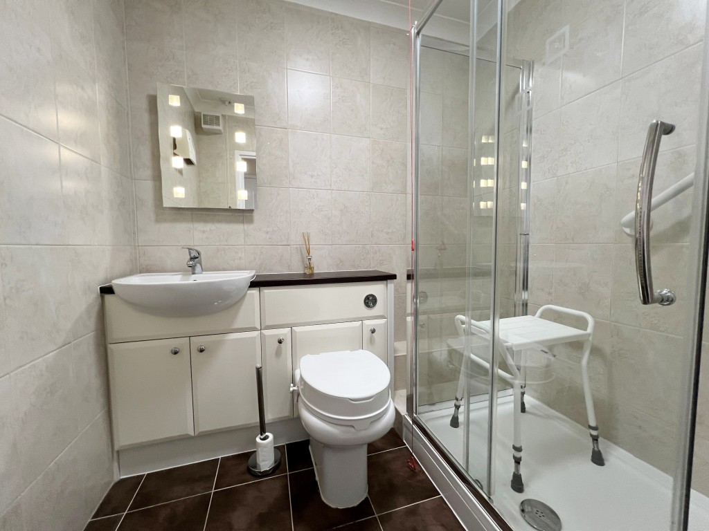 Lot: 118 - RETIREMENT FLAT - shower room